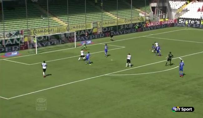 VIDEO: Cầu thủ Cesena vặn sườn đối phương ghi bàn giống hệt Messi